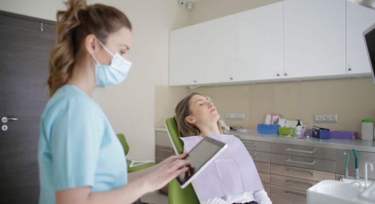 Eroziunea dentară acidă: semnele timpurii pe care le confundăm cu sensibilitatea banală